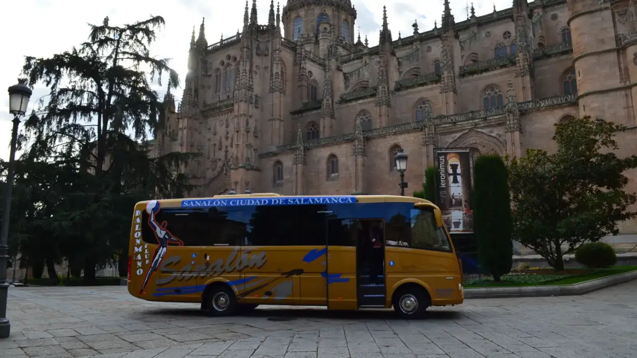 autobús al lado de catedral de Salamanca