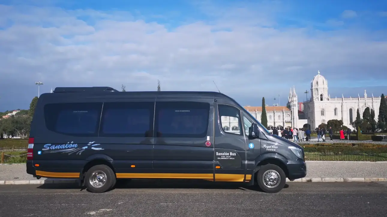 minibús aparcado con catedral de fondo