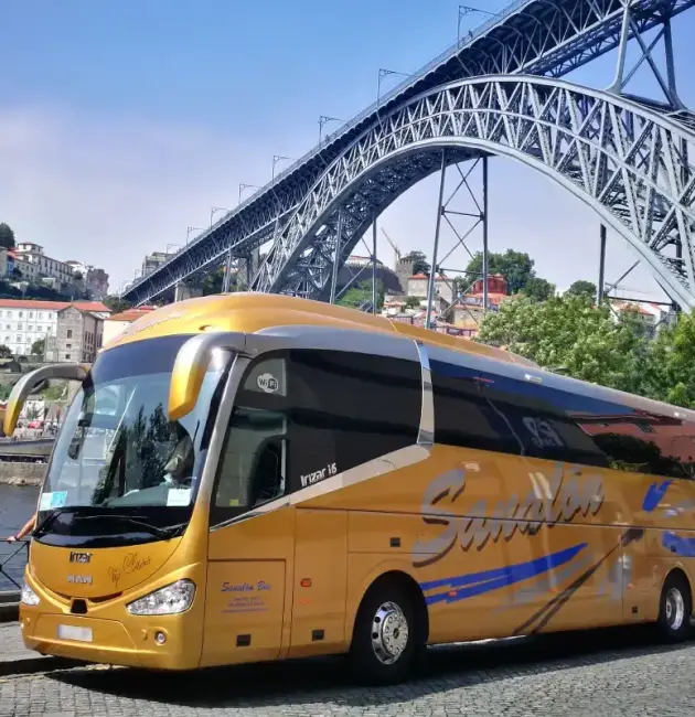 autobús cerca de puente de Oporto